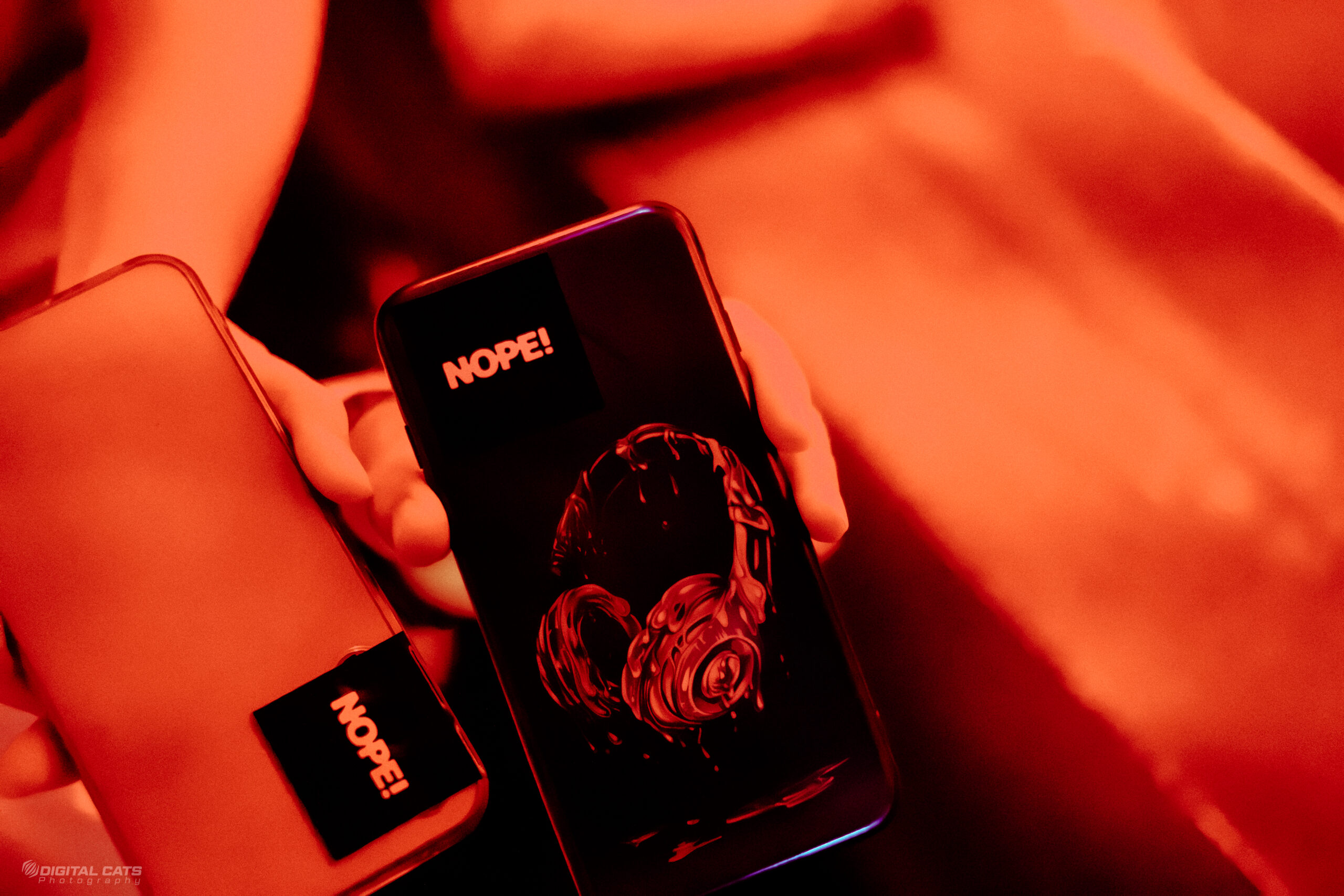 Telefon kameraları üzerindeki 'nope' etiketleri; YMVRSL'in video çekimlerinde gizlilik, KVKK ve onam protokollerine verdiği önemi temsil eder.