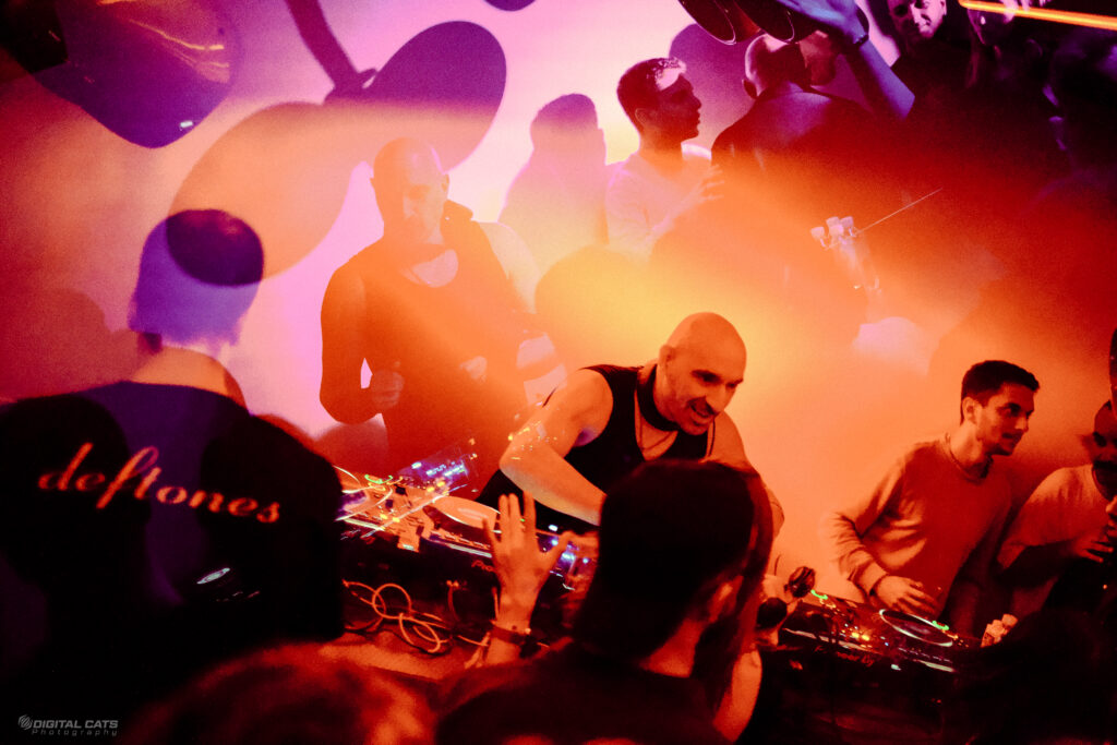 Ankara'da Len Faki gecesi için YMVRSL tarafından çekilen, kırmızı çift pozlama tekniğiyle hazırlanmış yüksek enerjili DJ performans karesi.