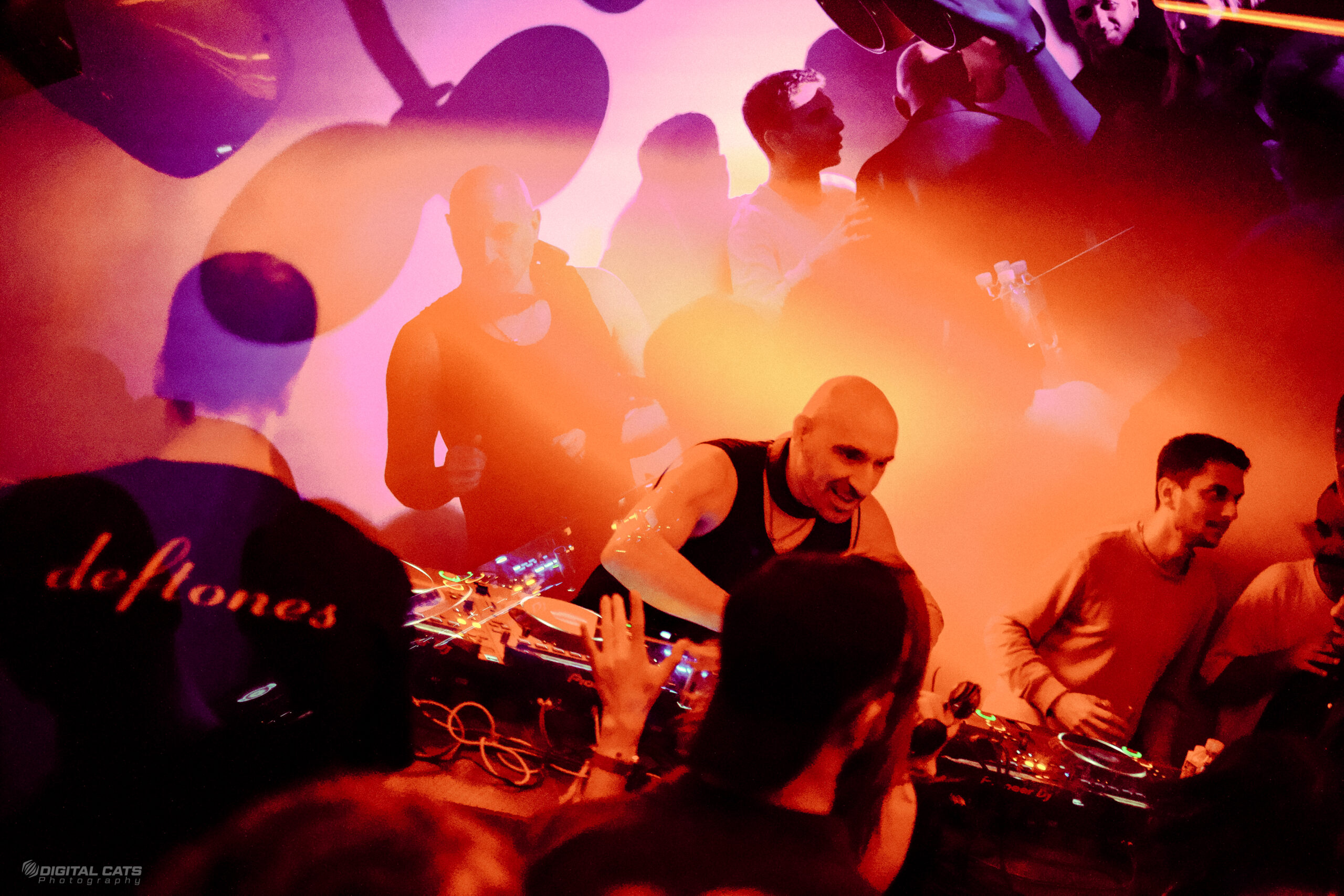 Ankara'da Len Faki gecesi için YMVRSL tarafından çekilen, kırmızı çift pozlama tekniğiyle hazırlanmış yüksek enerjili DJ performans karesi.