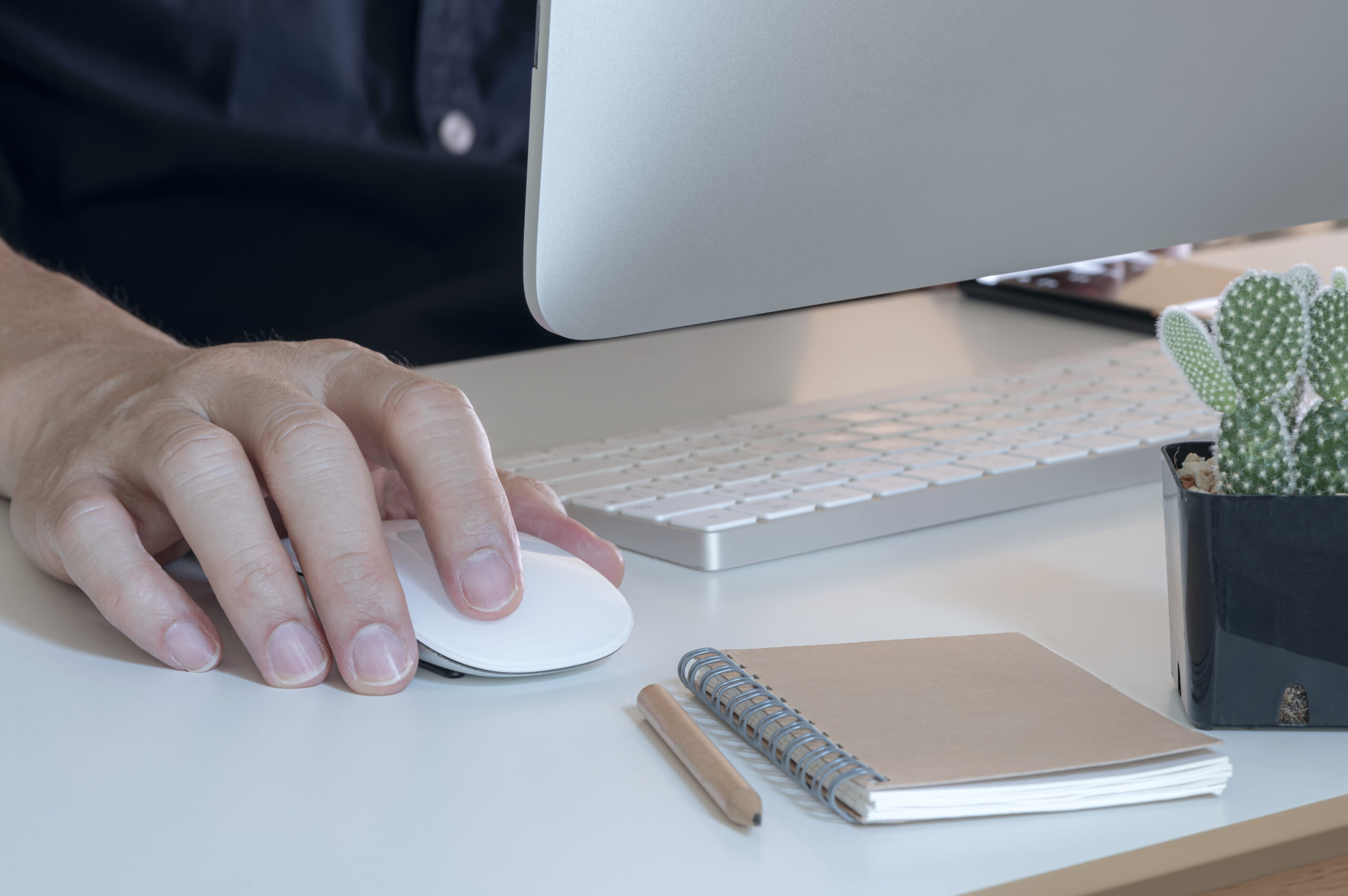 Close-up of a designer's hand using a precision mouse at YMVRSL Reklam Ajansı in Ankara, Turkey.