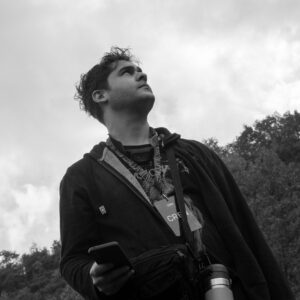 YMVRSL kurucusu Onat İlker Altın, Bursa'da yağmurlu ve zorlu arazi koşullarında, hava koşullarına dayanıklı profesyonel ekipmanlarla video prodüksiyon sürecinde.